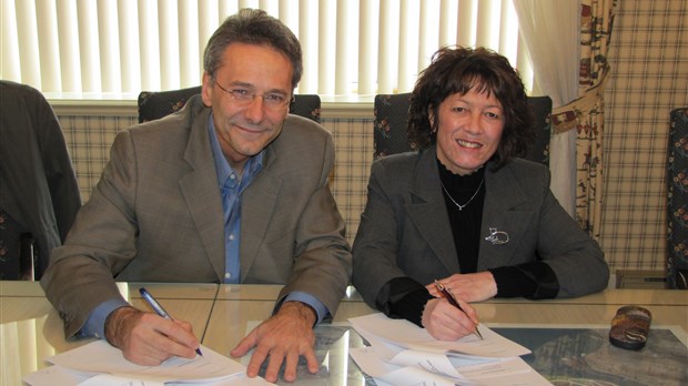 Signature de la convention collective des cols blancs